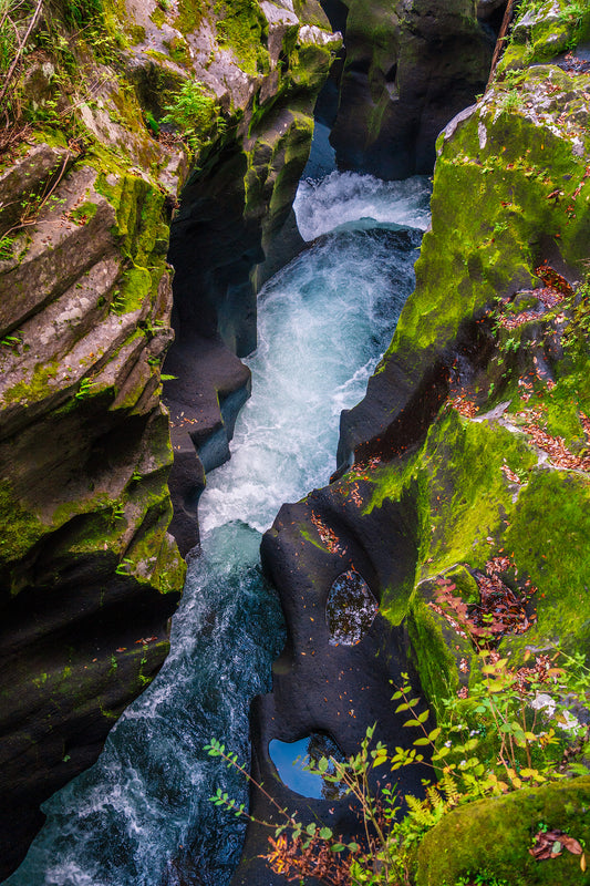 Carved Walls of the Gorge 高千穂峡