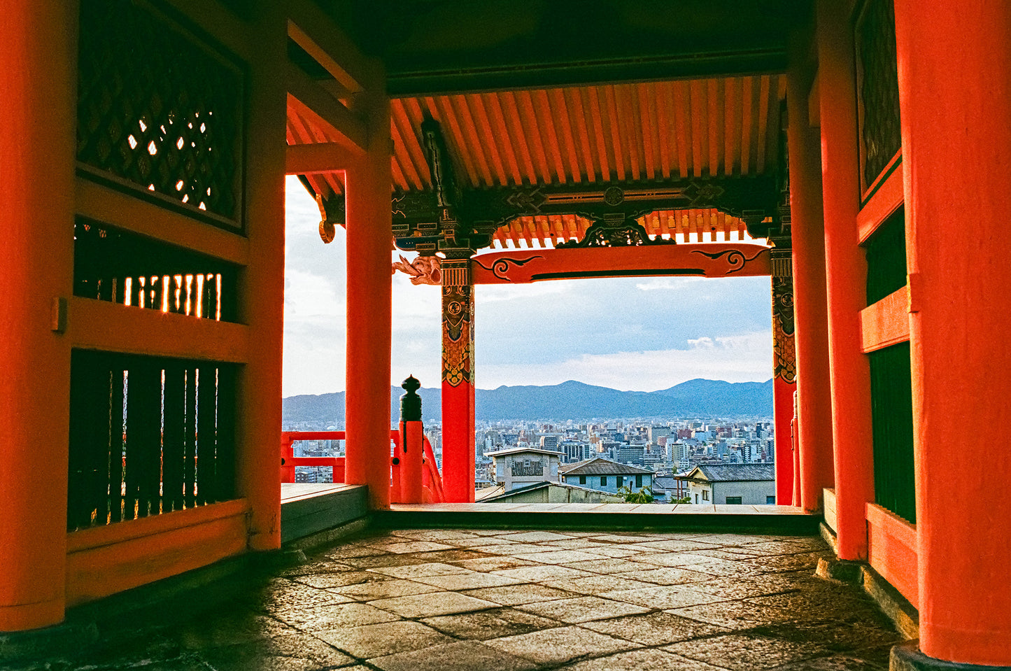 Looking through Saimon 西門
