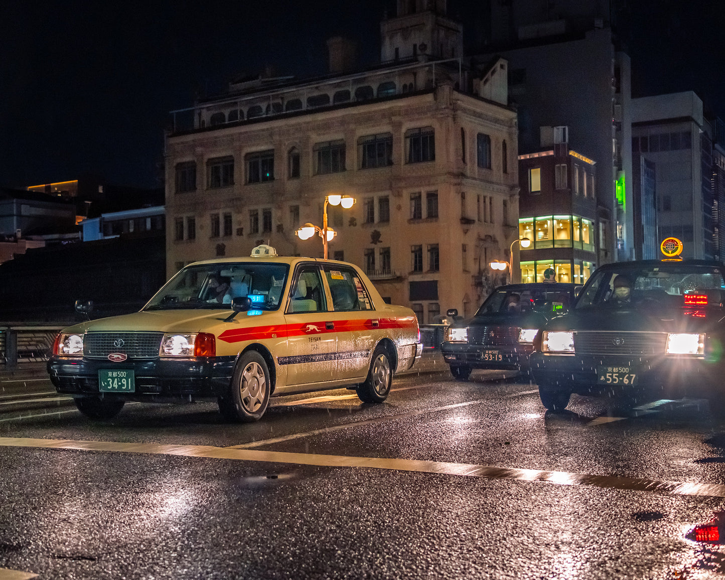 Taxis on Shijō Bridge 四条