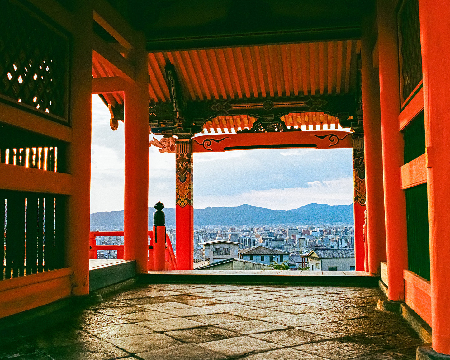 Looking through Saimon 西門