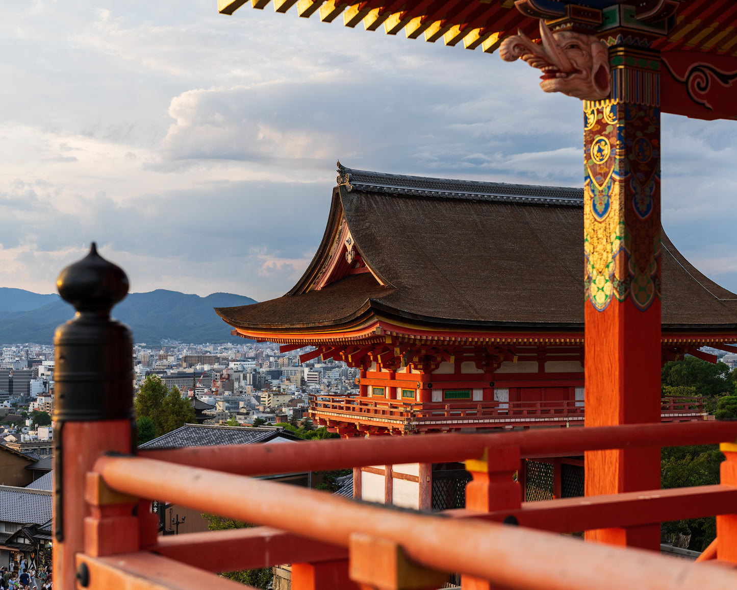 Overlooking Nio mon 仁王門