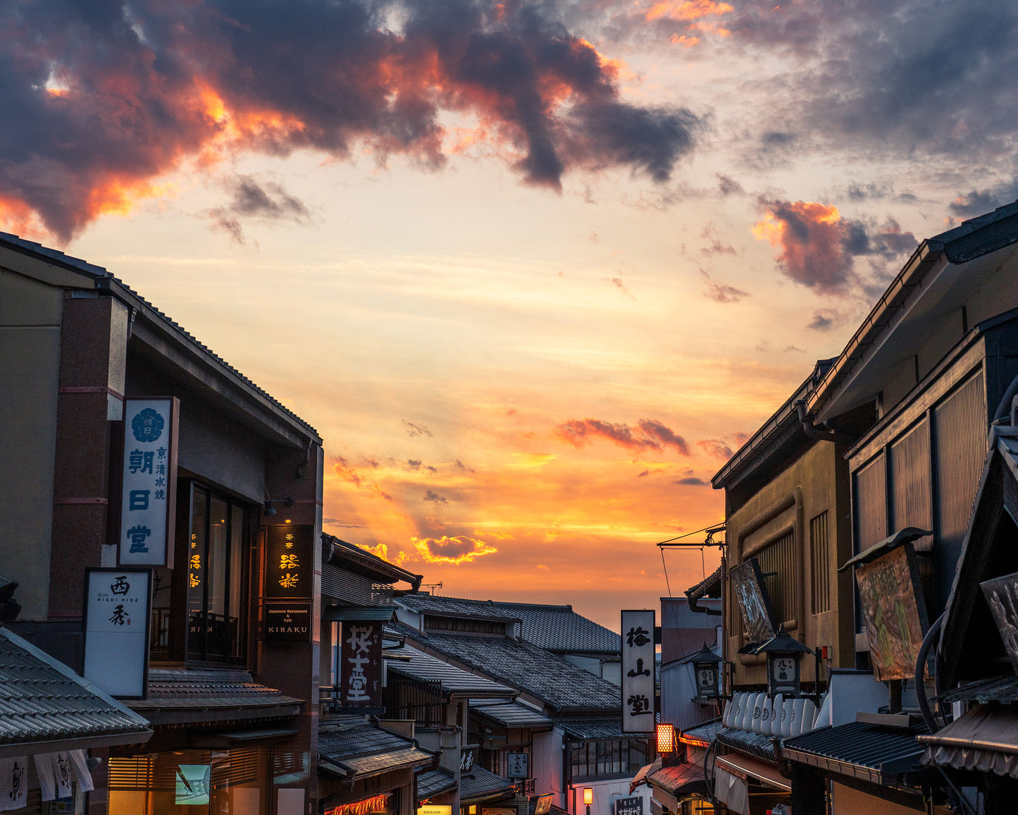 Sunset in Higashiyama 東山