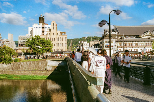 Stroll on the Shijō Bridge 四条