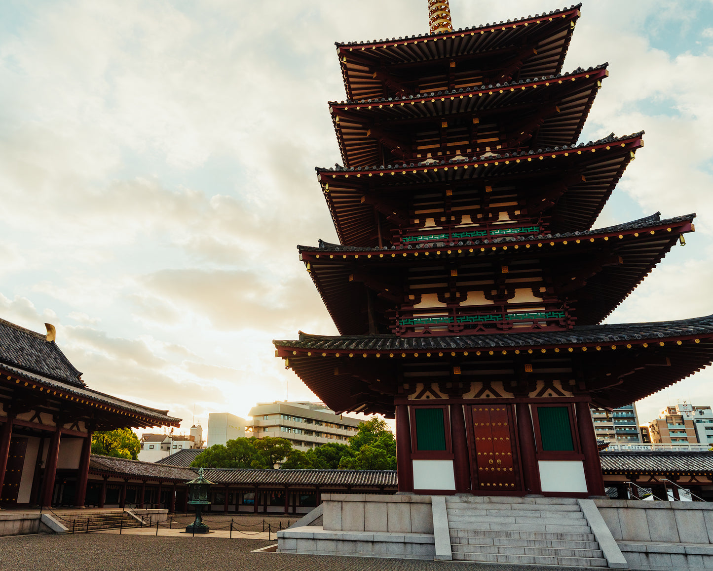 Shitennō-ji Glows 四天王寺