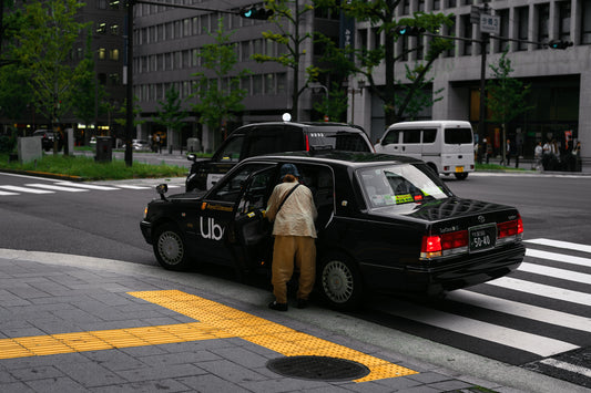 Hailing a Takushī タクシー