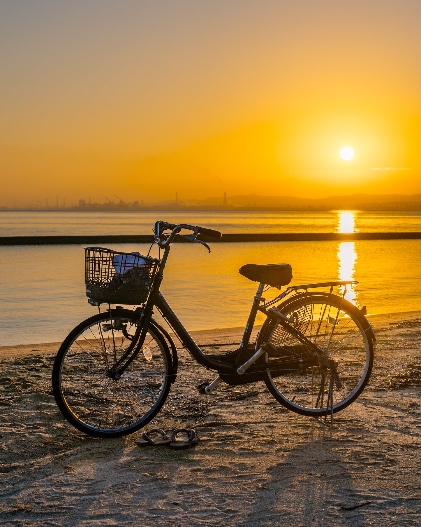 Morning Ride at Matogahama Beach 的ヶ浜海岸